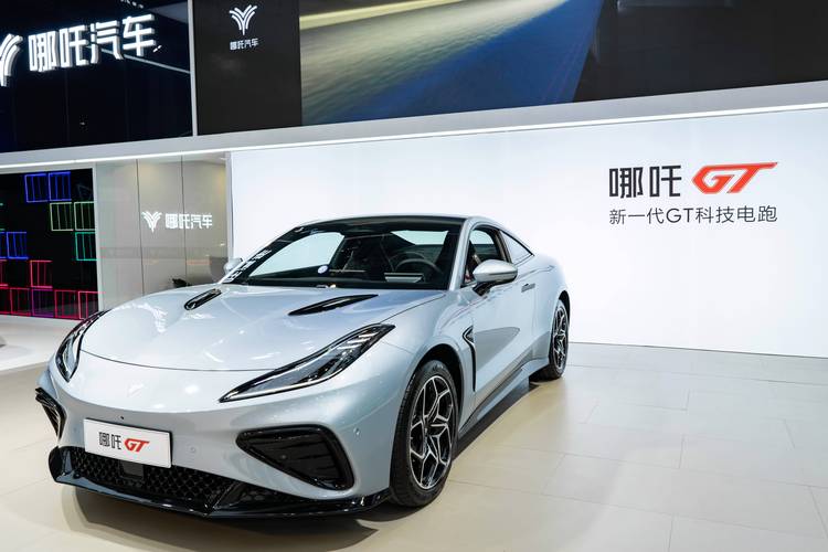 成都武侯区展建隆企业管理咨询哪吒汽车在智能汽车领域的表现，领途汽车在新能源汽车市场中的影响力